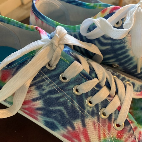 Bobbi Brooks Tie-dyed shoes size 8 - Picture 4 of 6